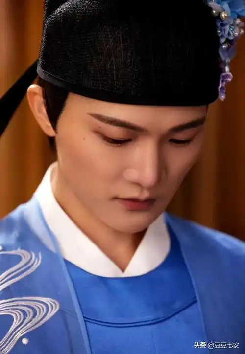 周深河南春晚的古装照#河南春晚炸裂##春晚戏装好看吗#相关报道:不少