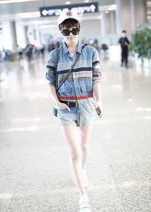 原创战狼老婆谢楠穿搭也随了吴京衬衫配短裤真够帅的挺有个性