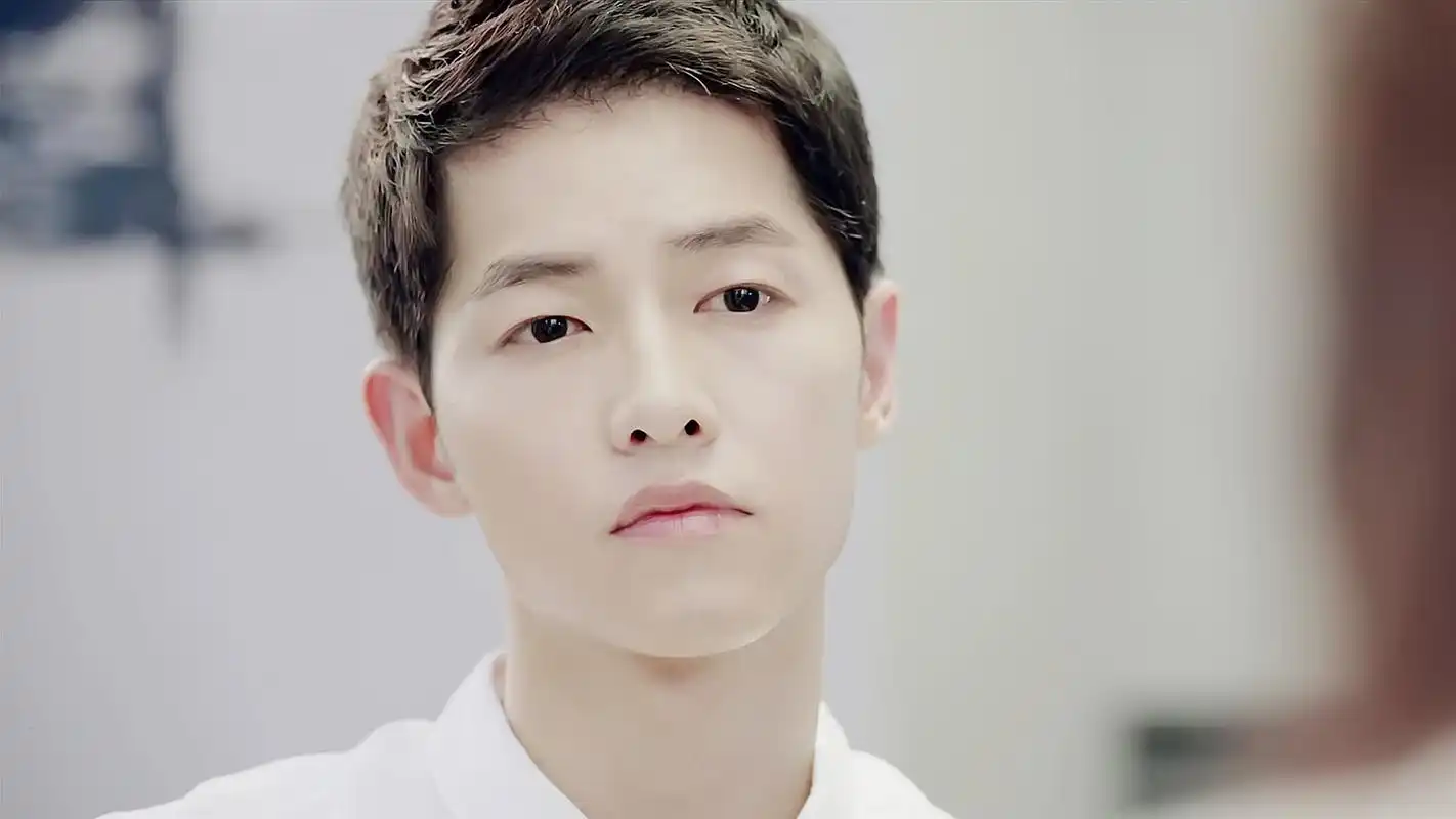 《太阳的后裔》宋仲基迷人搞怪剧照图片桌面壁纸