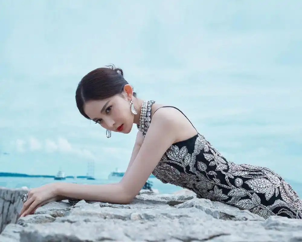 古力娜扎是一位颜值很高的女演员.