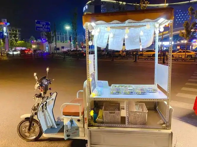 其实卖寿司是副业主业是早上卖饭团,虽然说很辛苦但是架不住自己喜欢