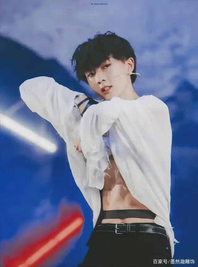 马嘉祺身材管理好绝,手臂纤瘦却有肌肉,这骨感比丁程鑫强太多!