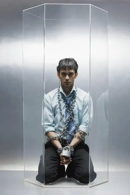 仅一个年轻男性,灰色,容器,摄影,铁环,宁静,锁链,链条,束缚,犯人