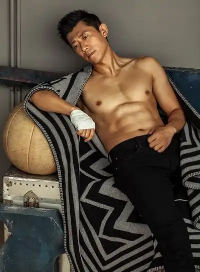 影帝夏雨也有一身肌肉,这身材你给打几分?