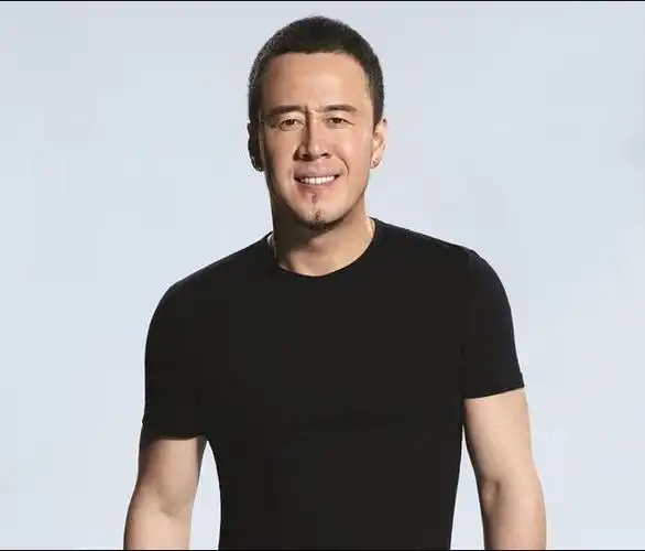 杨坤因口无遮拦离开乐坛,交两人相差21岁的90后女友