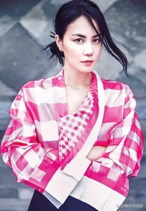 尚雯婕是一位有着传奇经历的歌手,她曾经是《超级女声》的冠军,也曾经