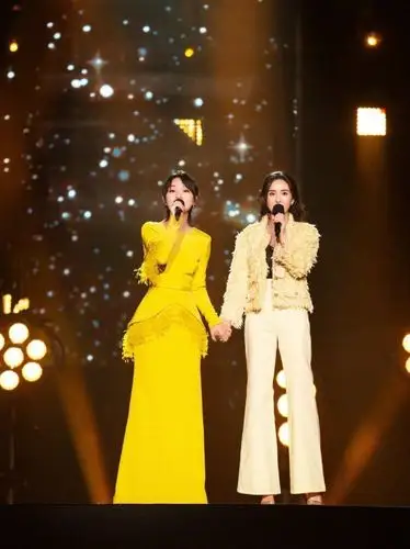 杨幂周笔畅跨年盛典神仙合唱配合默契牵手点额头又甜又温柔