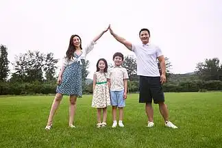 欢乐 i>的 /i>一家四口 i>站 /i> i>在 /i> i>草 /i> i>地 /i> i>上