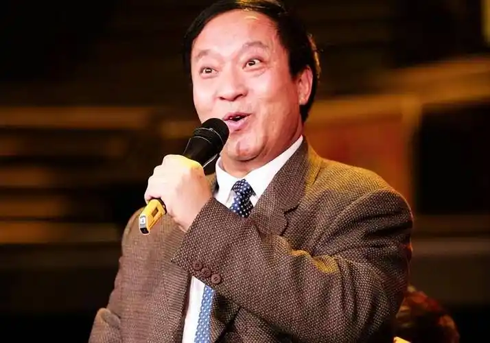 那个跟相声演员冯巩一起上春晚的搭档牛群,现在怎么样了?