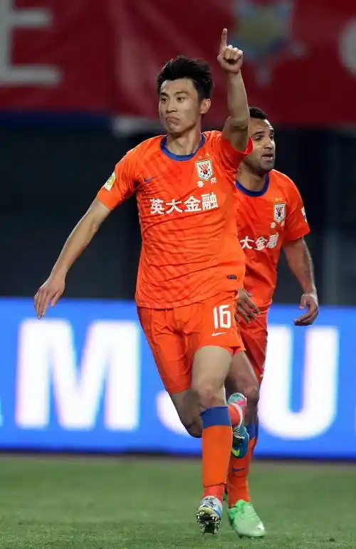 曾经也有其他俱乐部高薪引诱郑铮,但对于鲁能深厚的感情让他选择了