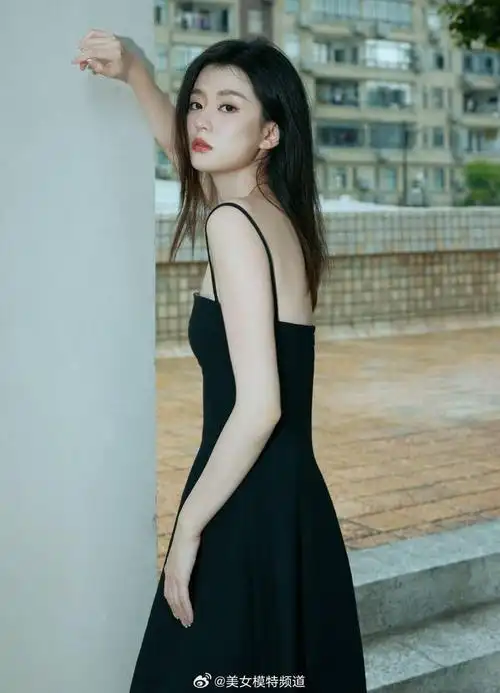 乔欣穿黑色吊带裙皮肤白皙怼脸镜头清冷复古感拉满