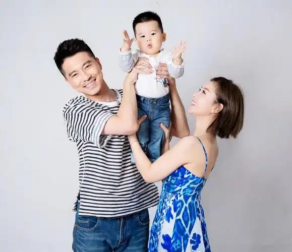 李小萌晒照庆祝结婚十周年,夫妻俩撒糖太甜蜜,是真爱没错了