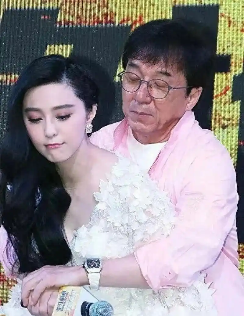 范冰冰最想删掉的一组照片,穿透视裙被成龙贴面搂,零距离好尴尬,成龙