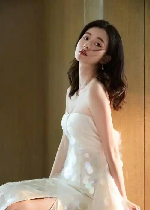 比如长相清秀的乔欣就无法应对红唇带来的衰老效果,而黑色口红,一字肩