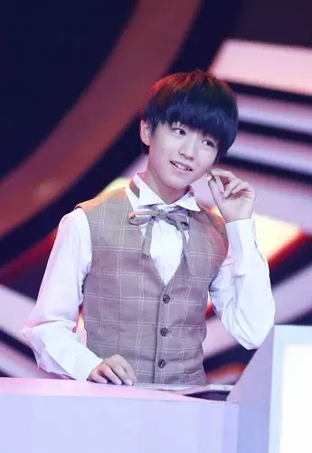 tfboys王俊凯 2014.8.28 年代秀.cr.logo