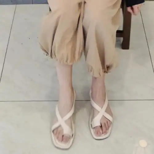 本人43码大脚,这双凉鞋我前几个月就买了,随便买的,很便宜,没想到这么