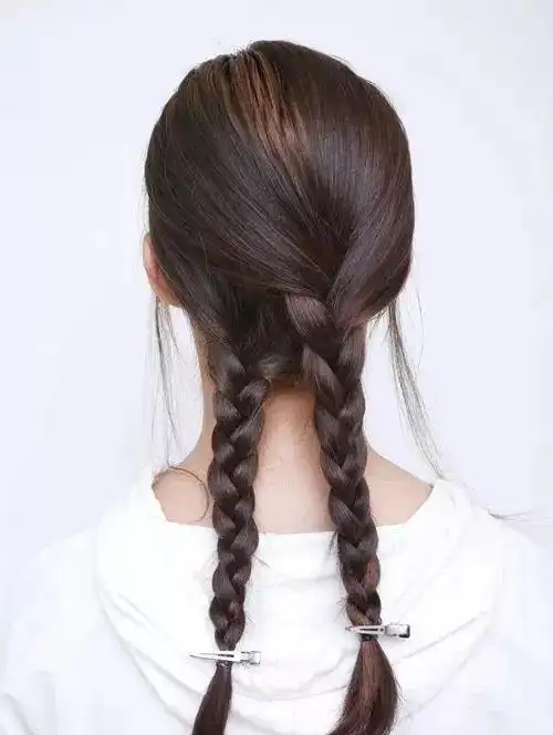 step 2:上层头发分成三股编成一条麻花辫.