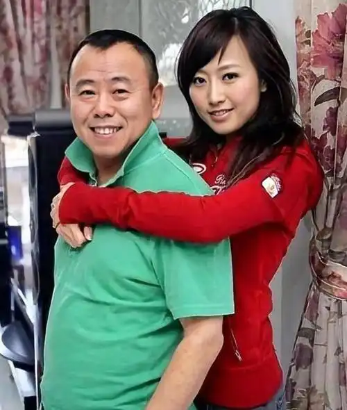 潘长江罕晒全家照!妻子风韵犹存,女儿貌美如花,唯独他真老了