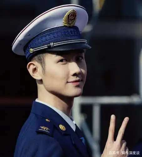 《你好,火焰蓝》官宣剧照,龚俊军装帅气十足,俊男靓女熬夜追了