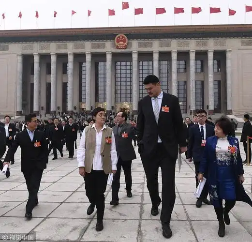 成龙现身两会老干部范十足姚明干练正装身高引人注目