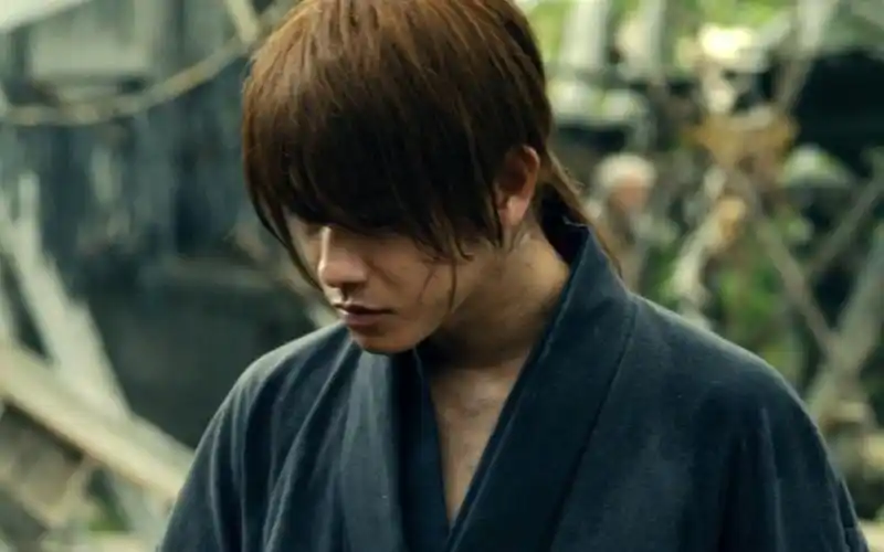 浪客剑心:佐藤健从电王蜕掉懦弱的形象,霸气斩杀村里恶人