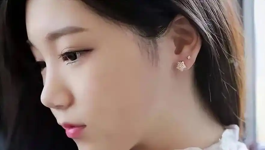 厚耳朵人的耳朵一般形状是圆的,耳垂很厚.