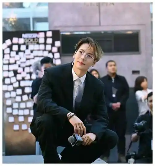 王嘉尔身材迷人十足皮肤特别好歌手出道颜值很高