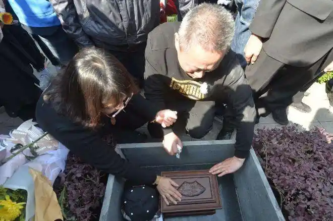 这也符合李咏低调的做人准则,因为他不想死后粉丝还整天跑到他的墓前