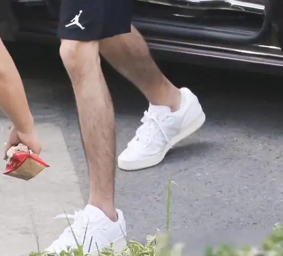 肖战上班造型演绎最帅男友风真人高高瘦瘦腿毛超抢镜