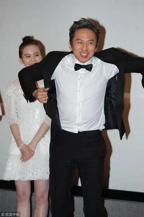 邓超上演捆绑play遭强吻被玩坏刘诗诗梳丸子头鞠躬笑纳秋裤