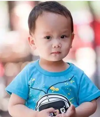 夏天儿童男孩短发发型的塑造与修饰打造,让男孩们在一款夏天儿童男孩