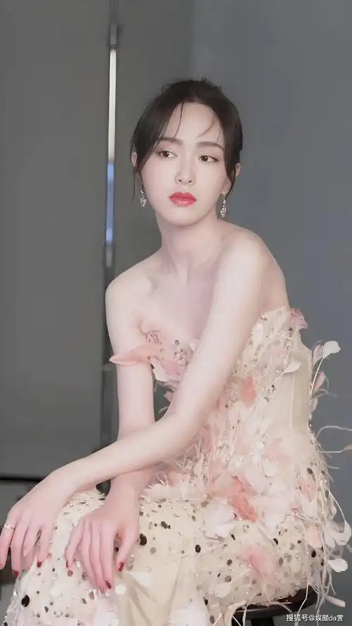 【唐嫣唯美写真】抹胸羽毛裙,绚烂浪漫,犹如迎冬盛开的花朵