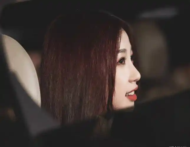 the9下班图公开,虞书欣安崎电影氛围满满,喻言接过粉丝的信很暖心_刘