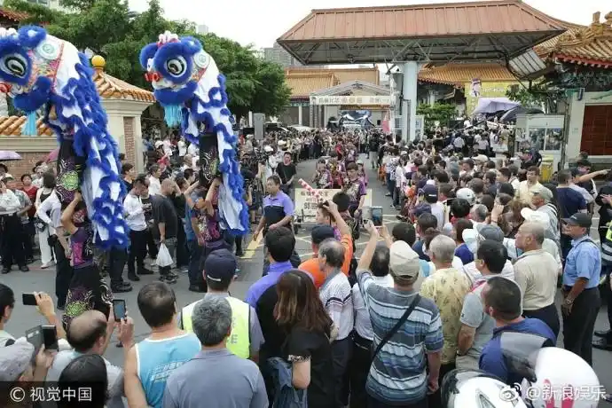 6月20日,台湾主持一哥猪哥亮告别式在台北举办,近千人到场送行悼念.