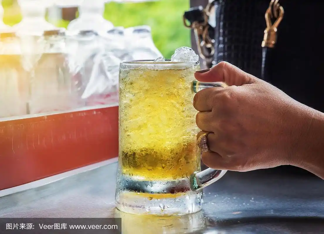 女人手里拿着一杯啤酒.