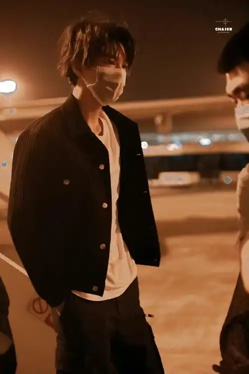 踩着21岁尾巴回家,又拽又a的长发凯汁好迷人@tfboys-王俊凯#王俊凯二