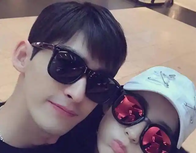 疑似与小鲜肉男友同居!_张翰_感情_关系