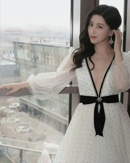 朱珠这衣服换我穿就是红秋衣这种衣服一般人还真驾驭不了颜值抗打