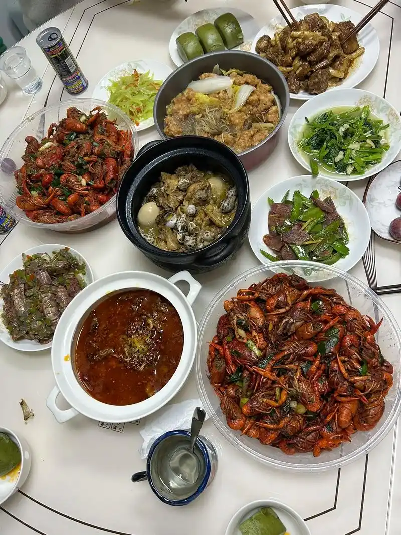 特别的日子 #鲜花蛋糕 女儿为我们准备了一大桌菜,庆祝我们 - 抖音