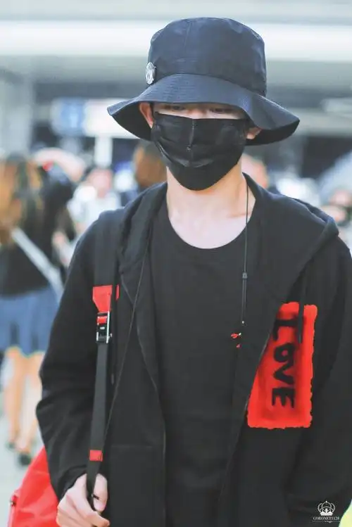 易烊千玺 #tfboys 北京赴南京 机场饭拍 高清 帅气 时尚担当易烊千玺