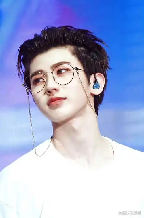 大概就是蔡徐坤因为朋友关系,认识了一个女孩子.