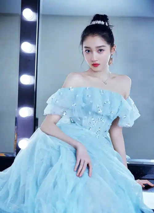 关晓彤身穿蓝色抹胸长裙大秀香肩锁骨气质清冷美艳