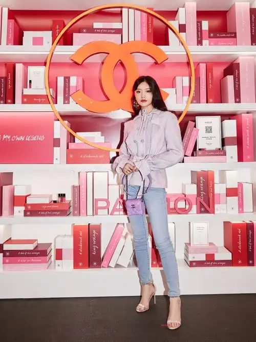 林允 现身香奈儿印记图书馆北京快闪店开幕活动