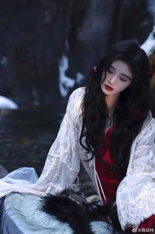 鞠婧祎穿红色长裙02发丝微乱氛围感十足