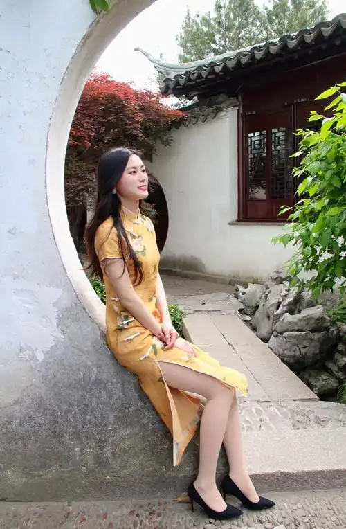 在苏杭古典旗袍一把油纸伞烟雨江南的路上