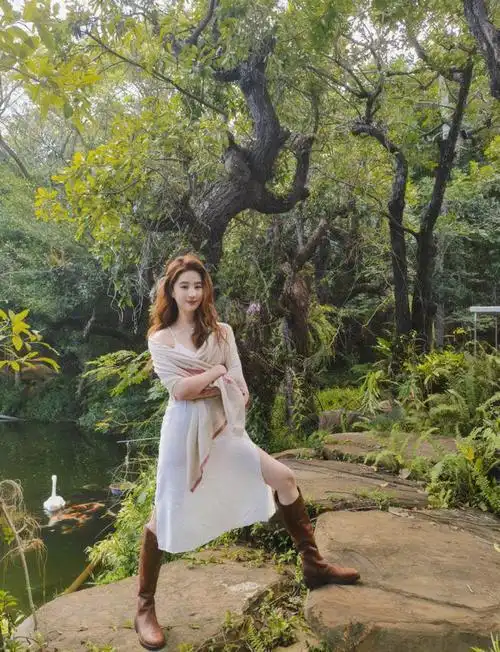 刘亦菲立在岸上,伸腿跨着阶梯,也展现出修长美腿.