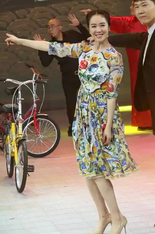 左小青的高跟鞋美图_黑色_明星_多多点