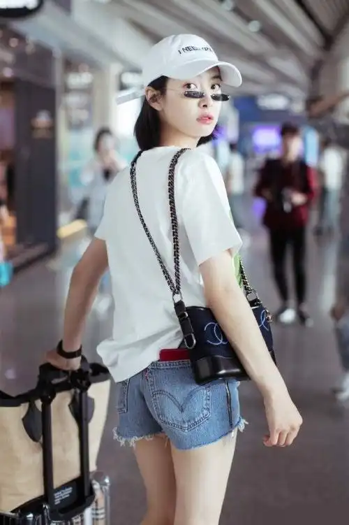 宋茜晒街拍照穿红衬衫牛仔裤超有范儿这锁骨可以养鱼了吧