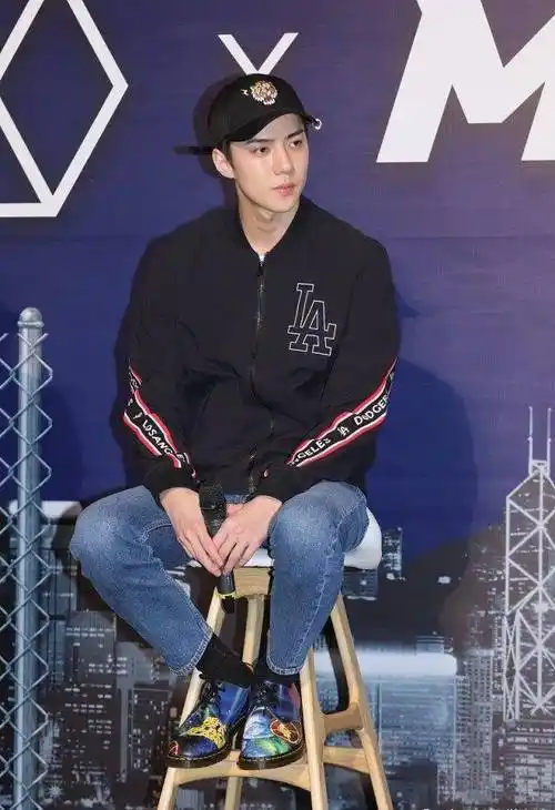 吴世勋来说不足为过,上身是靛蓝色的长衣大衣,内搭选用的是灰色长领