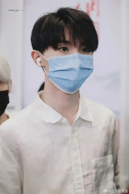 我们的歌白衬衫马甲造型#马嘉祺《我们的歌》造型,白衬衫77格子马甲